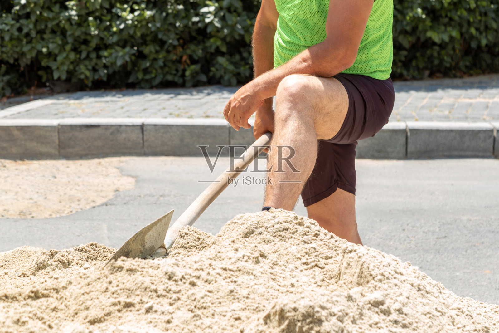 手持铁锹的建筑工人照片摄影图片