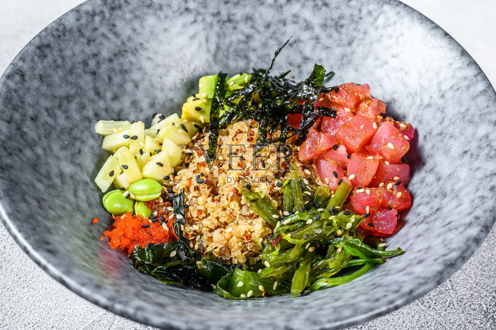 一碗金枪鱼和蔬菜。夏威夷菜。健康饮食的概念。灰色的背景。俯视图照片摄影图片