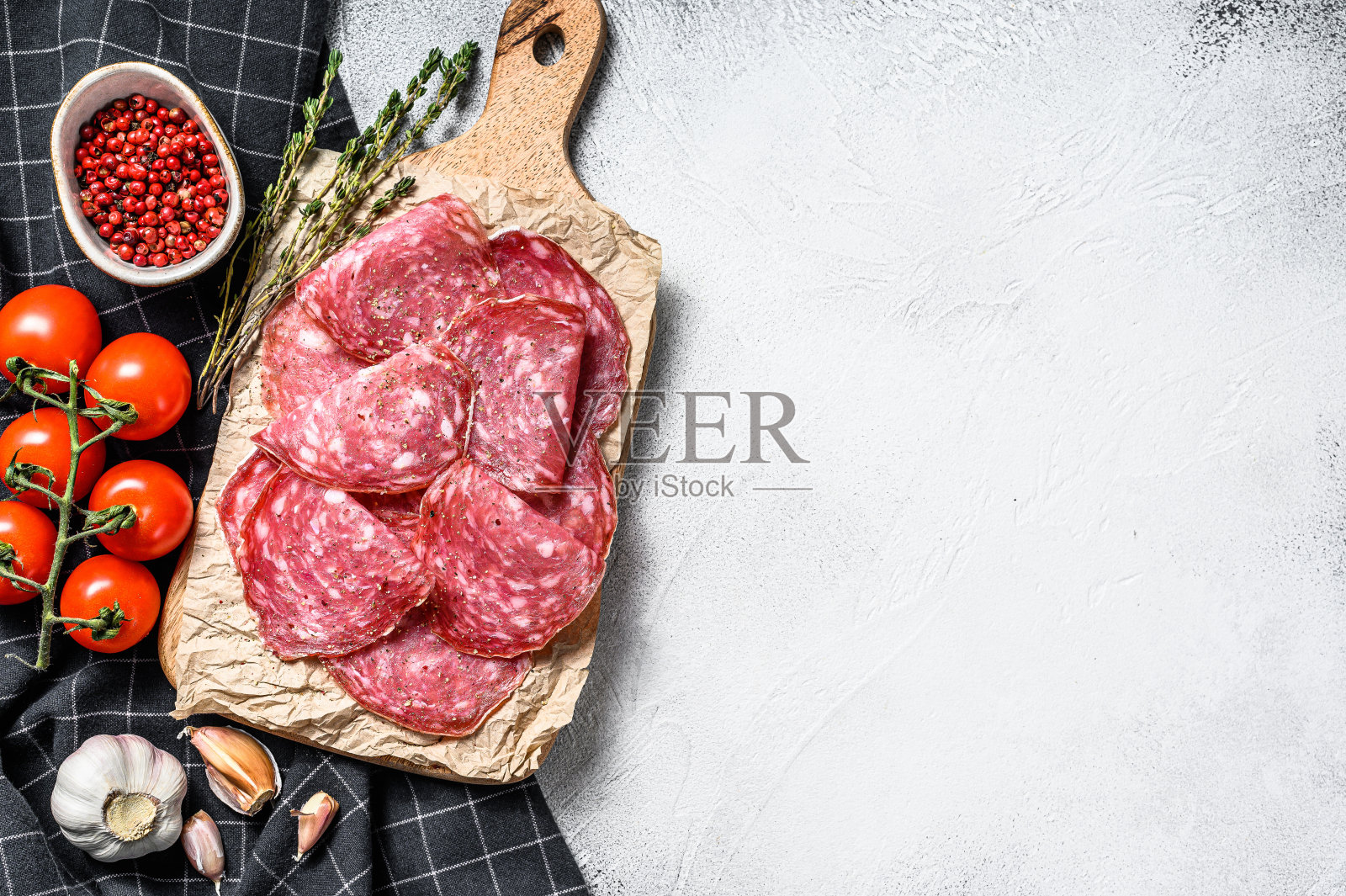 生熏腊肠片。灰色的背景。前视图。本空间照片摄影图片