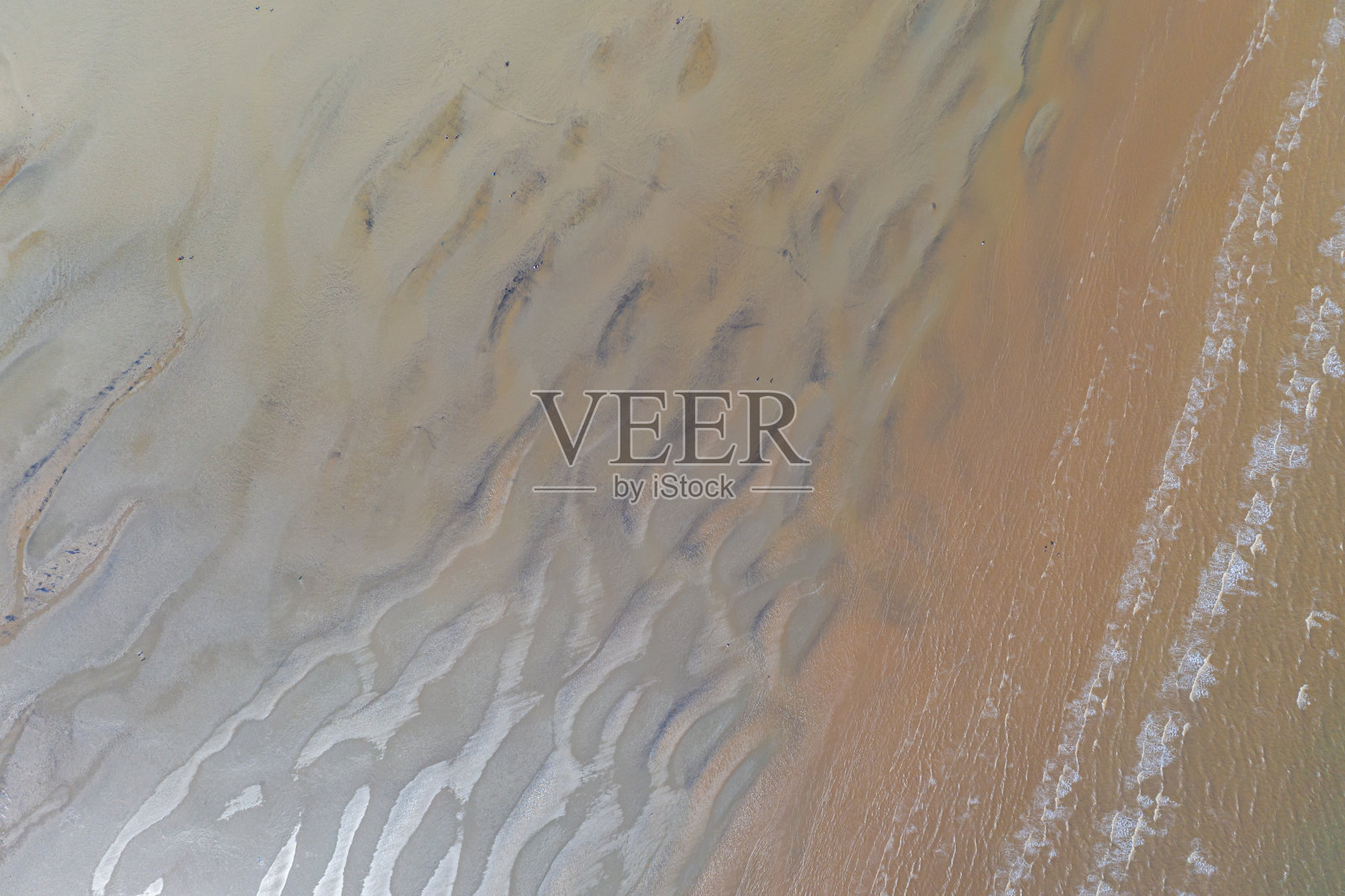 低潮时马六甲海峡受污染海滩的鸟瞰图照片摄影图片