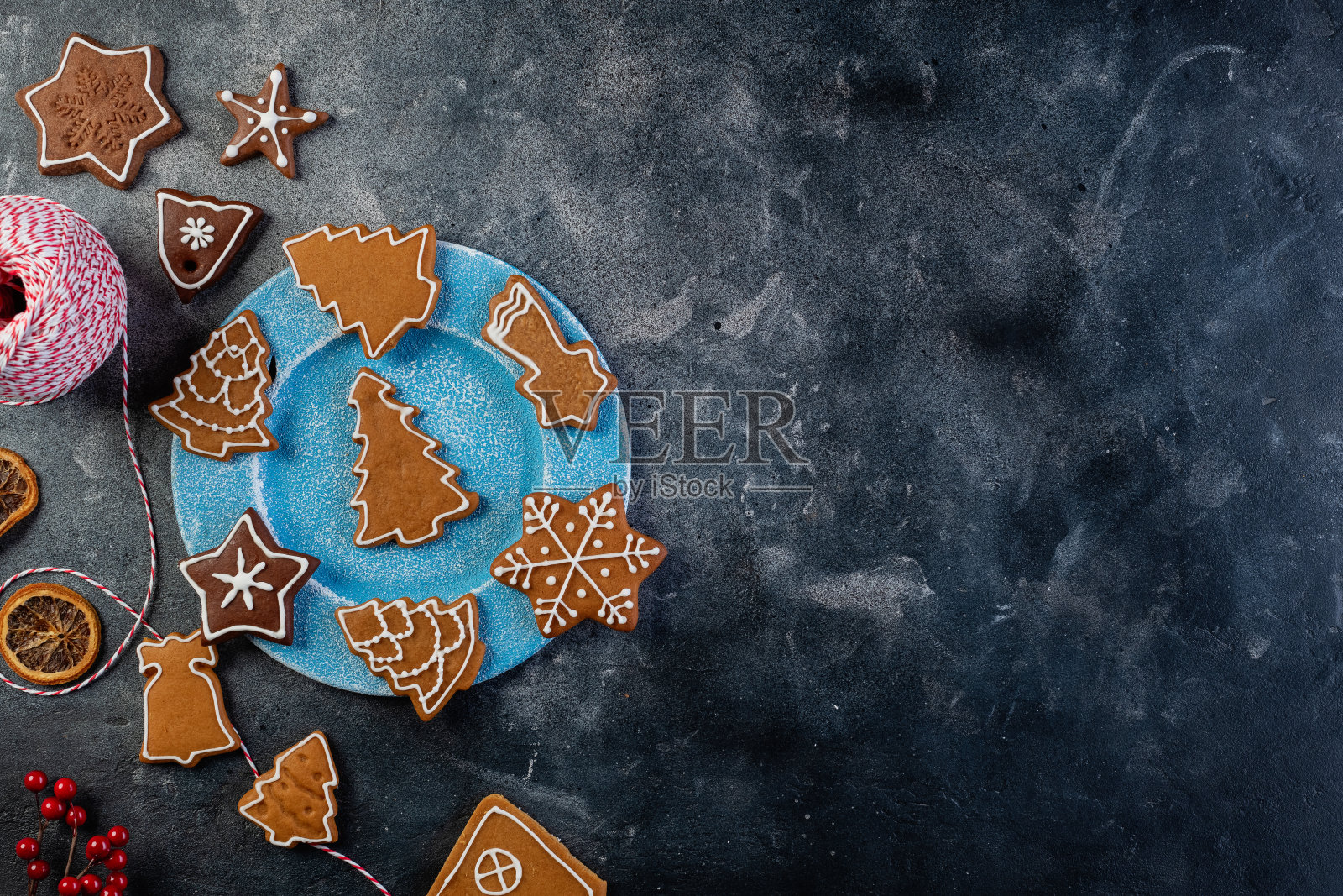 各种装饰的姜饼曲奇放在盘子里照片摄影图片