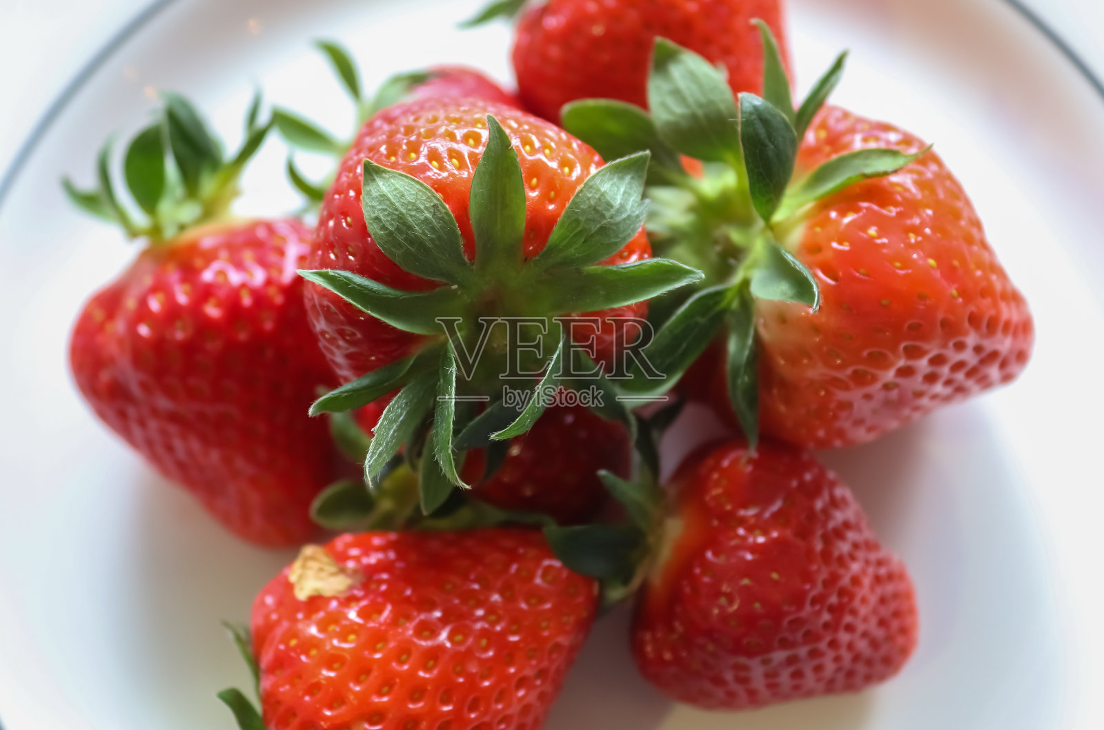 近距离观察准备食用的红草莓的自然背景。照片摄影图片