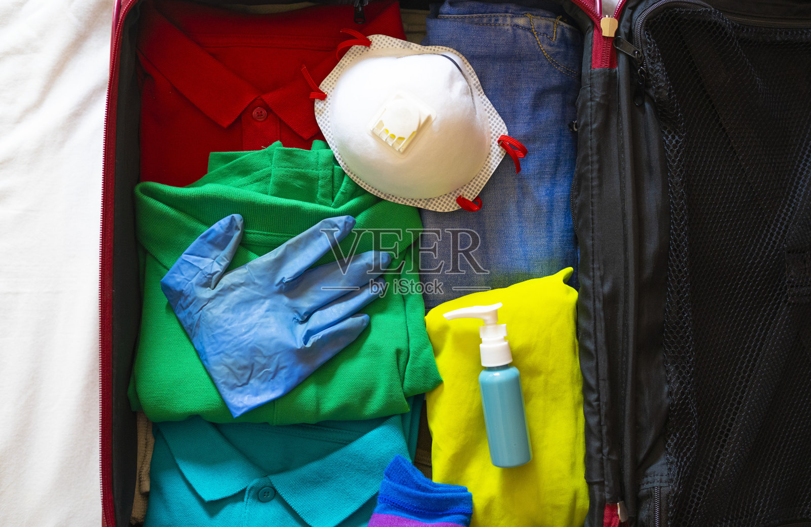 装有手套、口罩和消毒剂的箱子。照片摄影图片