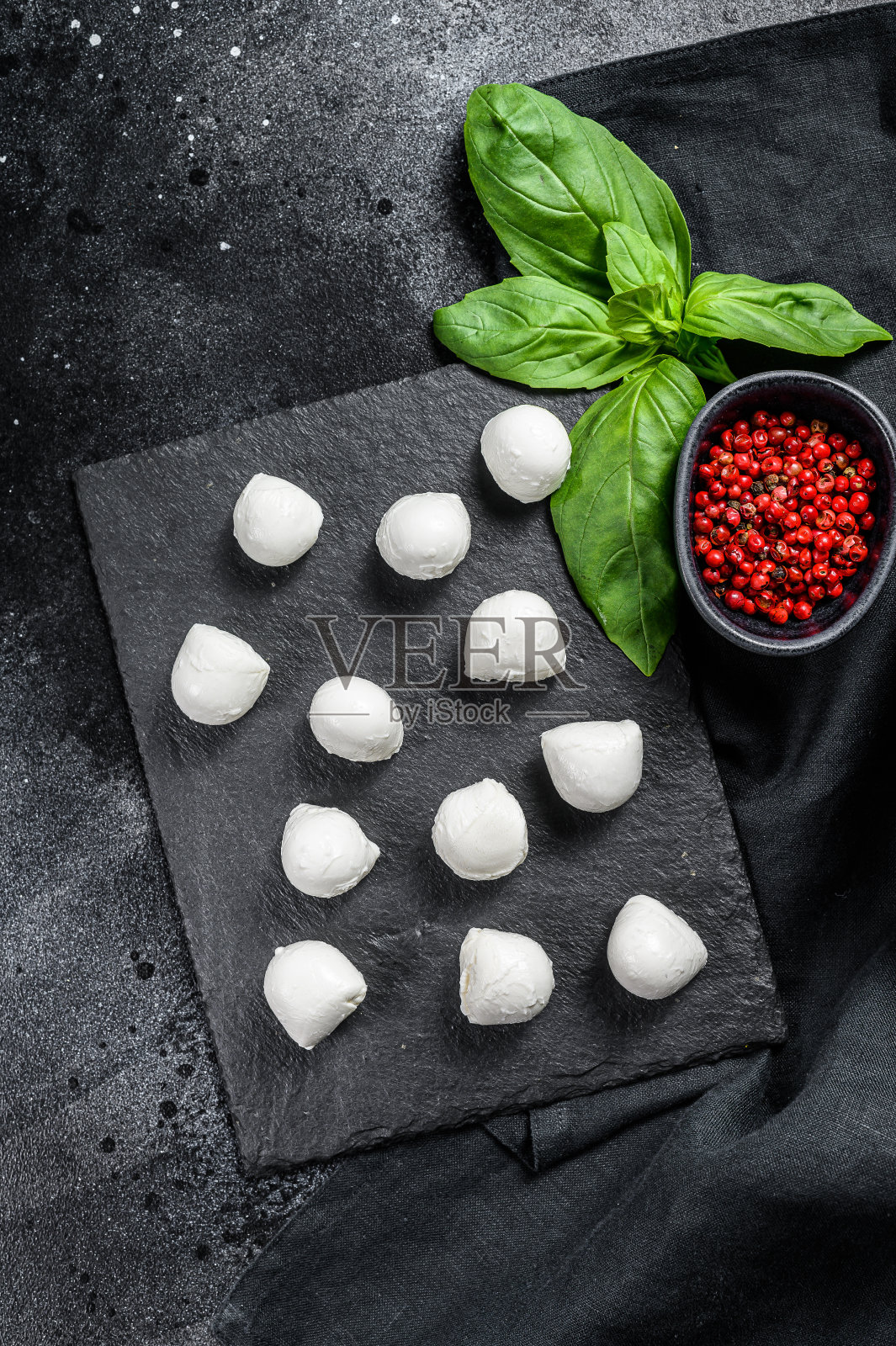 迷你马苏里拉奶酪球，沙拉卡普里的配料。黑色背景。俯视图照片摄影图片