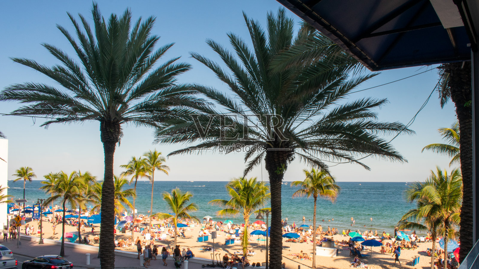繁忙的热带海滩全景照片摄影图片