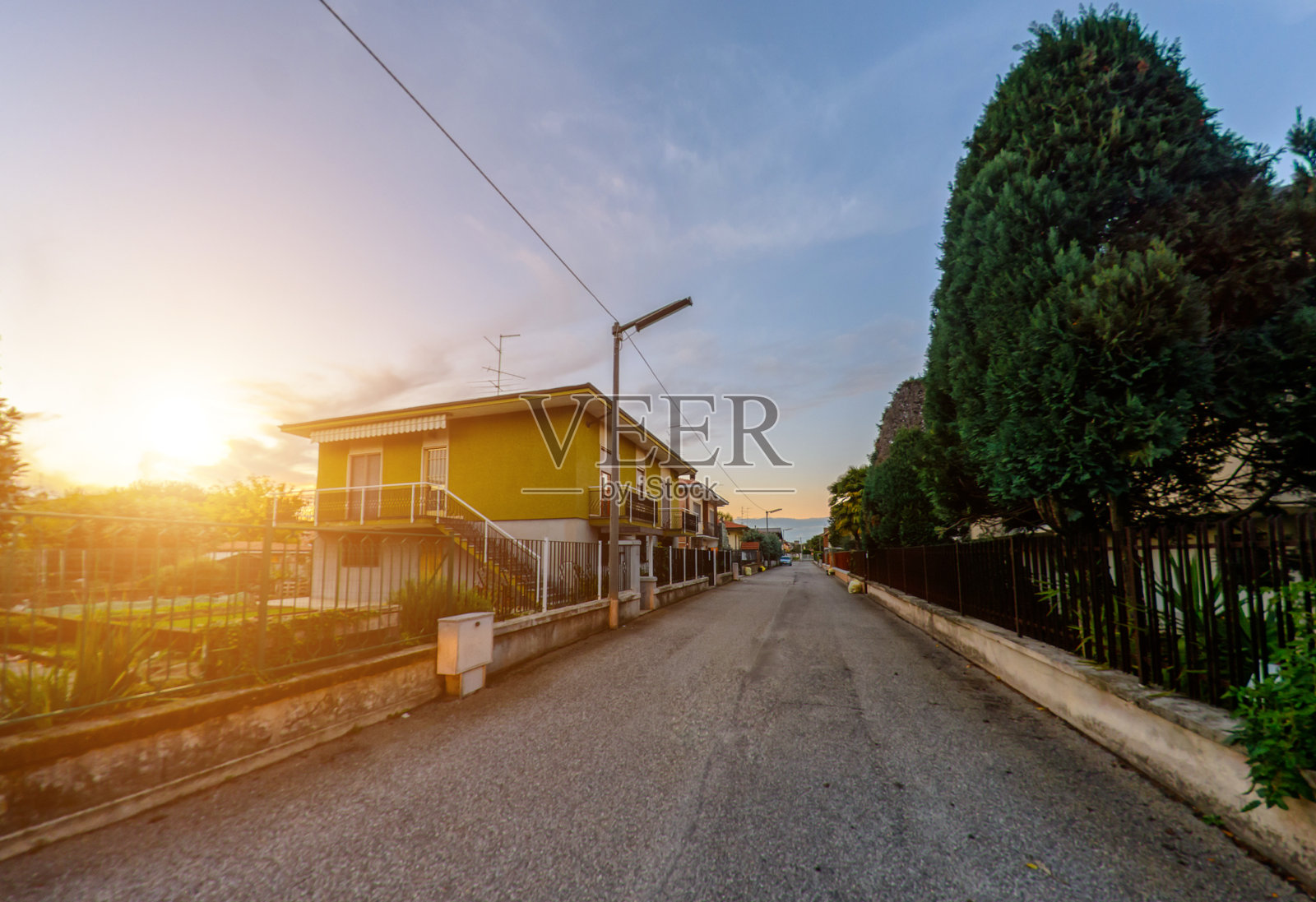 意大利黄昏时分的居民区。爽肤水照片摄影图片