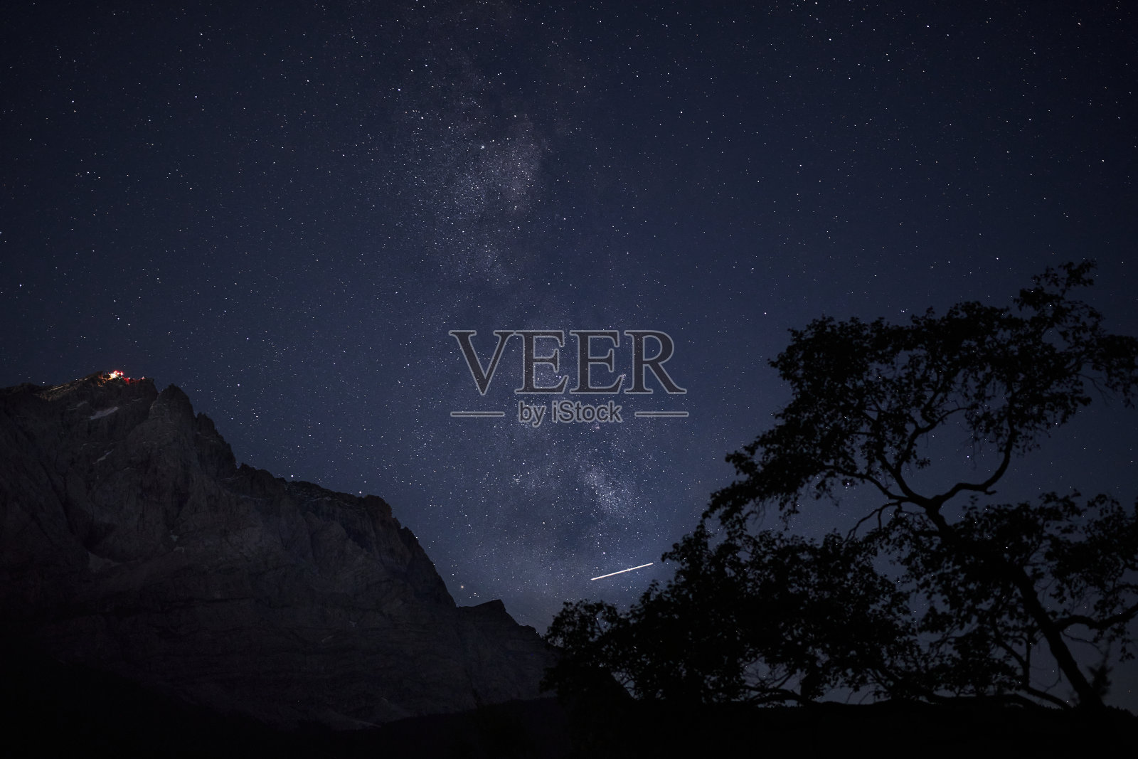 银河和英仙座流星雨在Zugspitze山，德国照片摄影图片