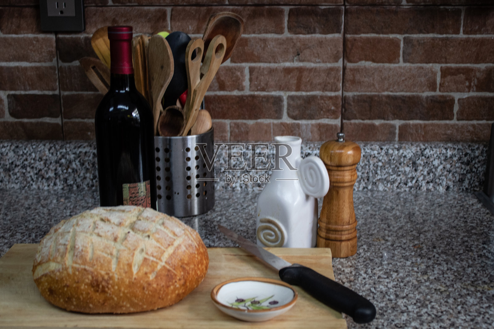 准备吃饭的圆面包，放在厨房的砧板上照片摄影图片