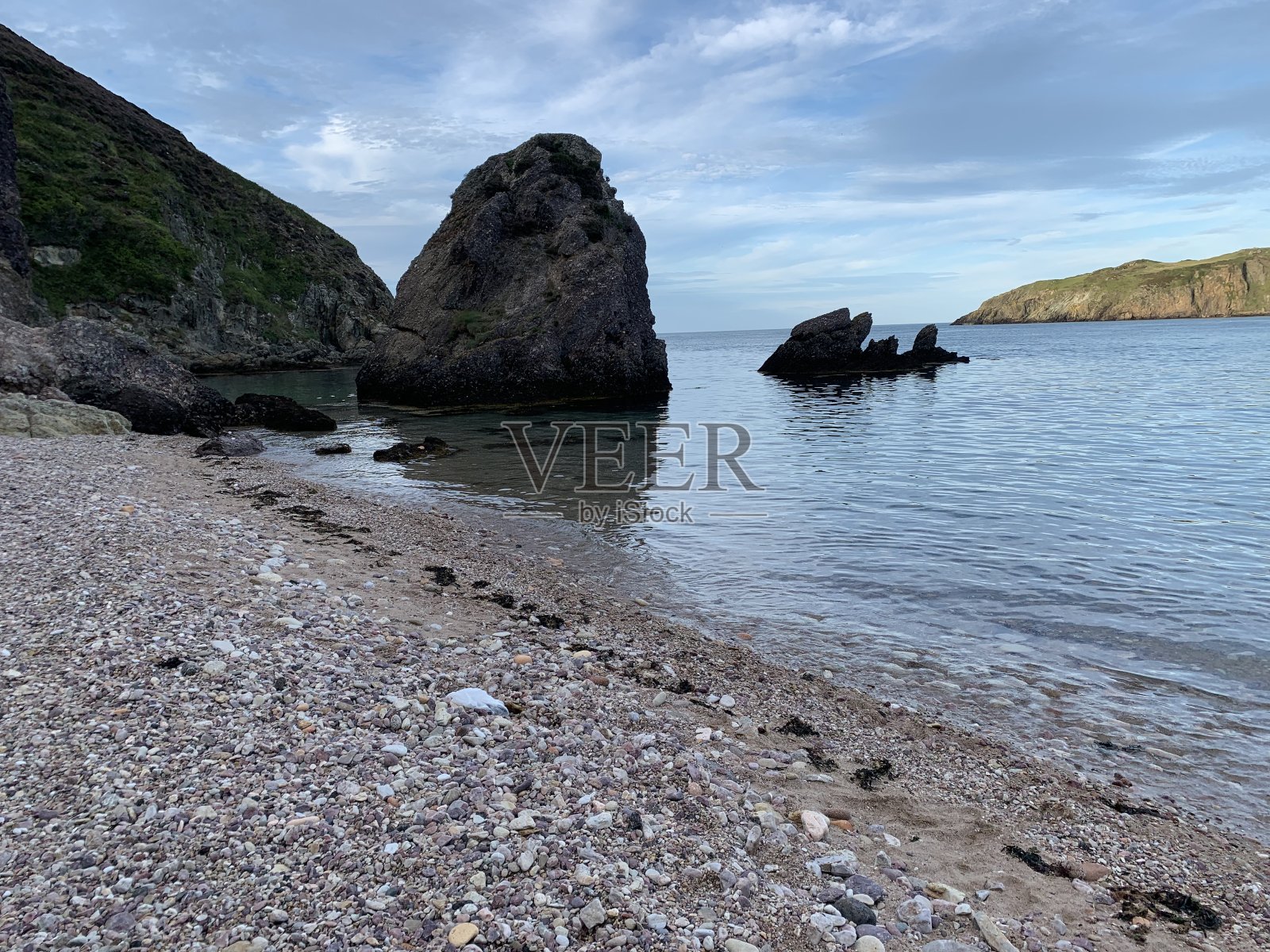 海边的海滩上有悬崖和大岩石景观照片摄影图片