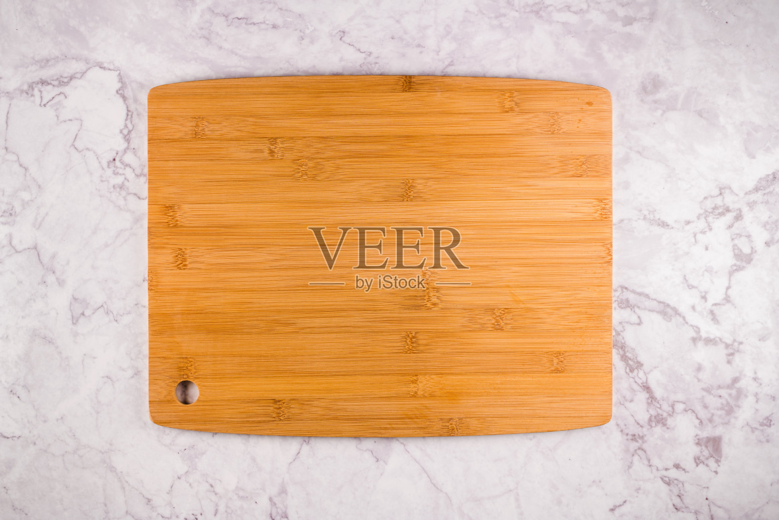 灰色大理石背景上的木制砧板照片摄影图片