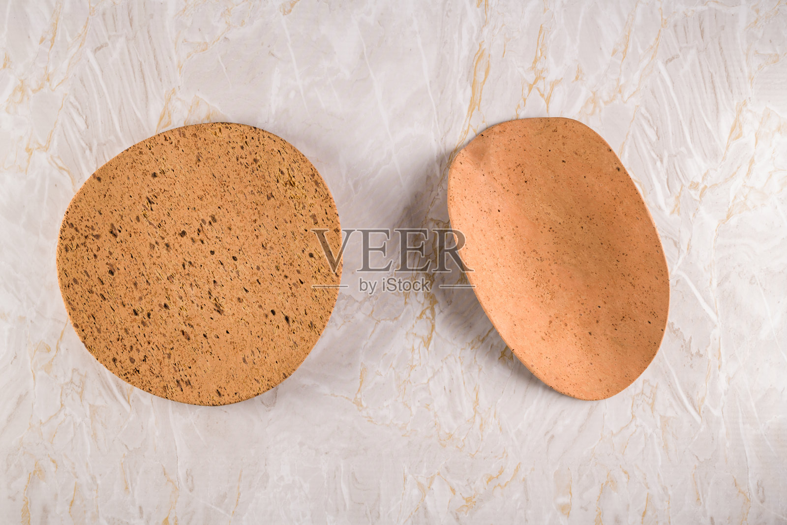 灰色大理石背景上的两块软木板照片摄影图片