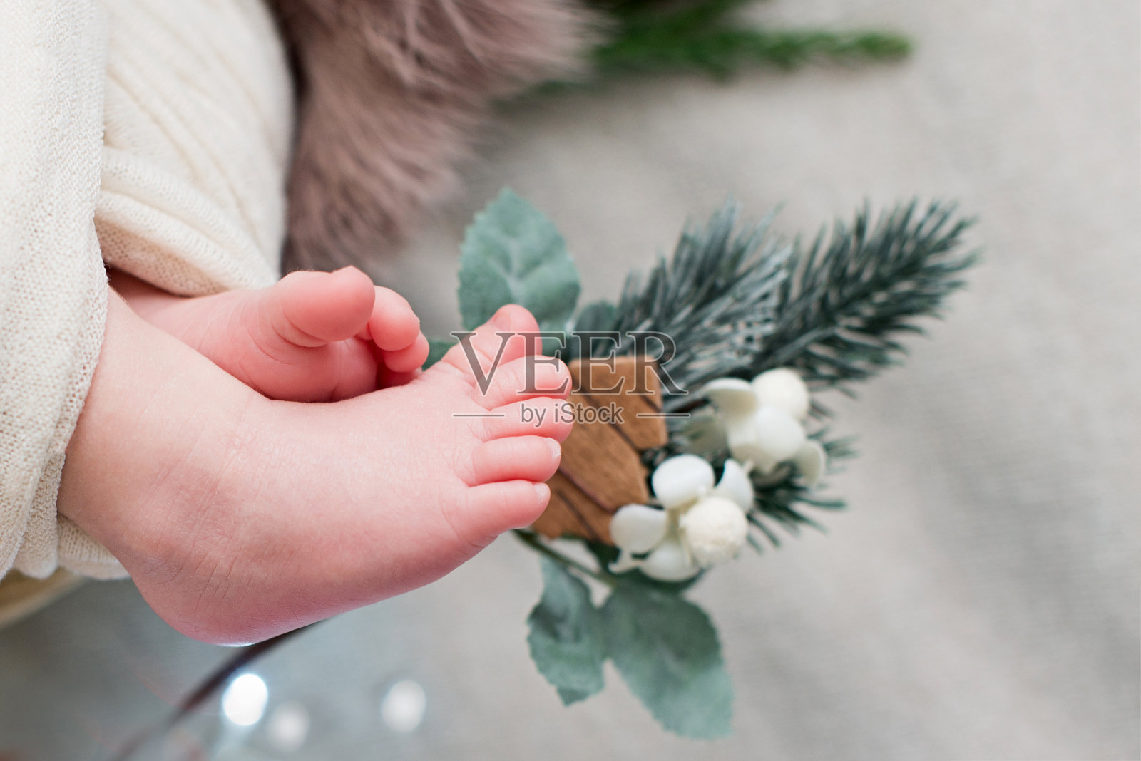 用圣诞装饰的新生婴儿的脚。2021年圣诞树照片摄影图片