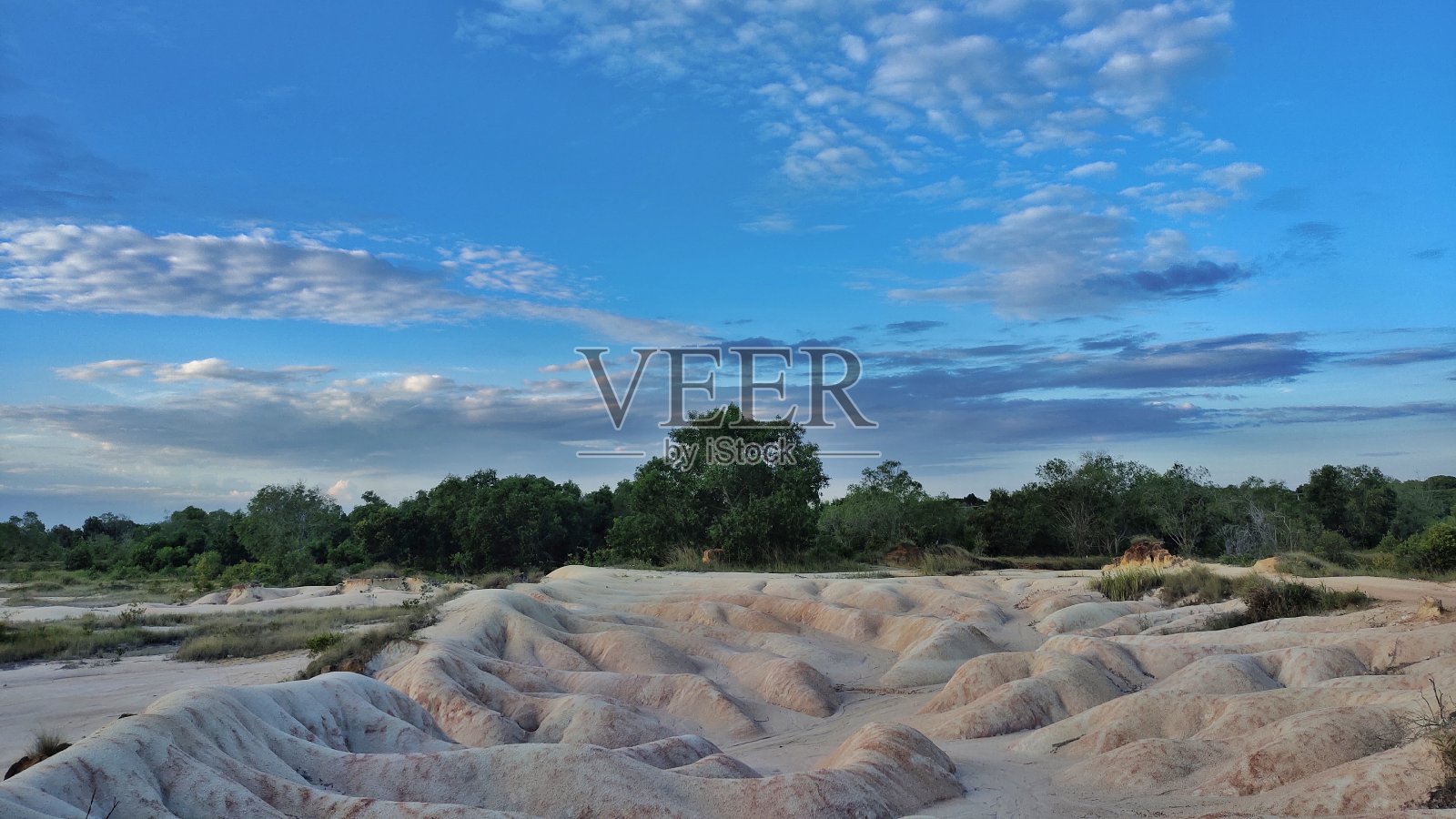 沙漠中蓝色湖泊的照片照片摄影图片