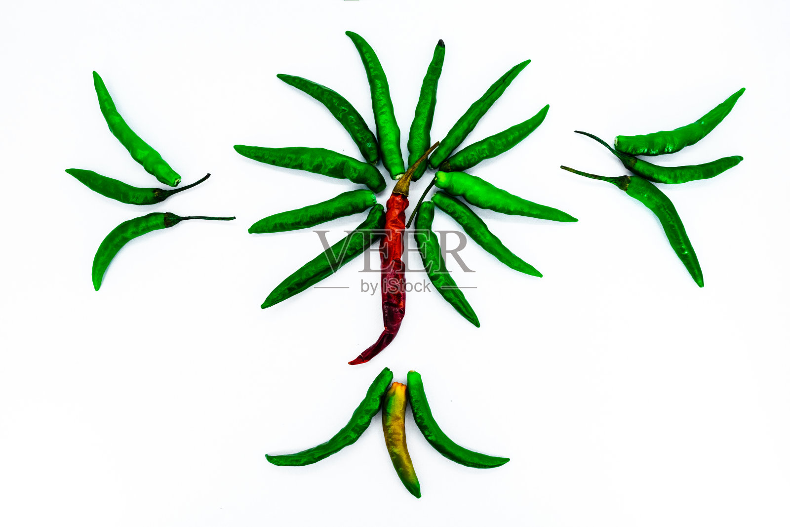 近距离俯瞰新鲜的红绿辣椒。设计、装饰了食用蔬菜中的辣生青椒图案、杂纹效果。智利对孤立的白色背景，复制空间的文本。照片摄影图片