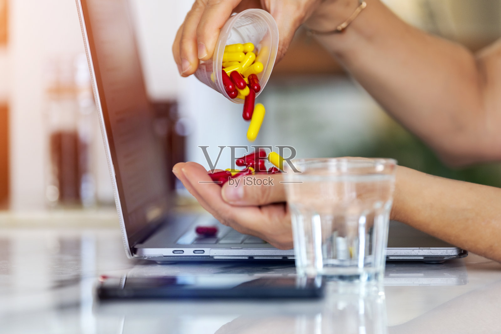 职业女性，在家办公时服用补充维生素照片摄影图片