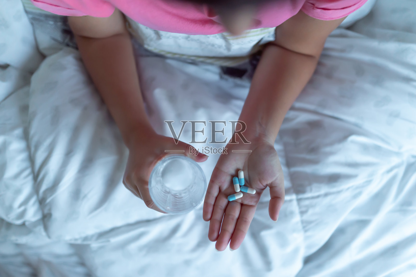 在家服用补充剂的妇女照片摄影图片