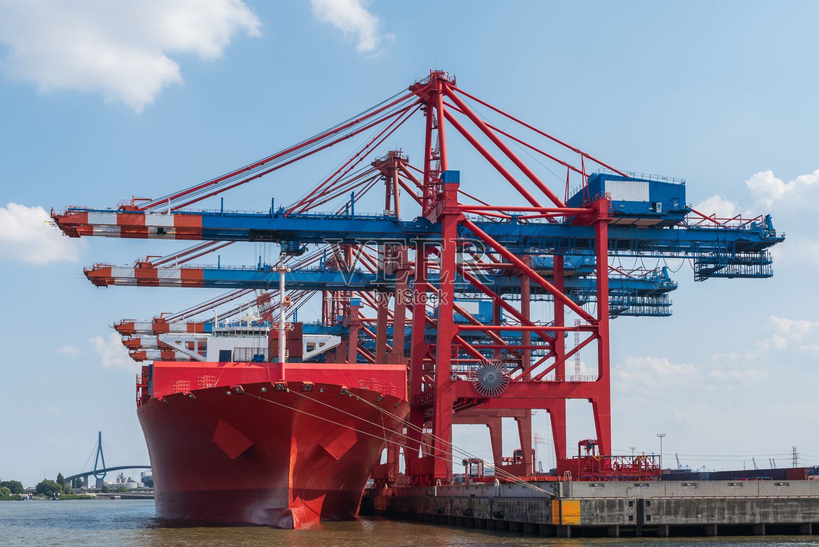 蓝天下的商业码头，集装箱船和龙门起重机照片摄影图片