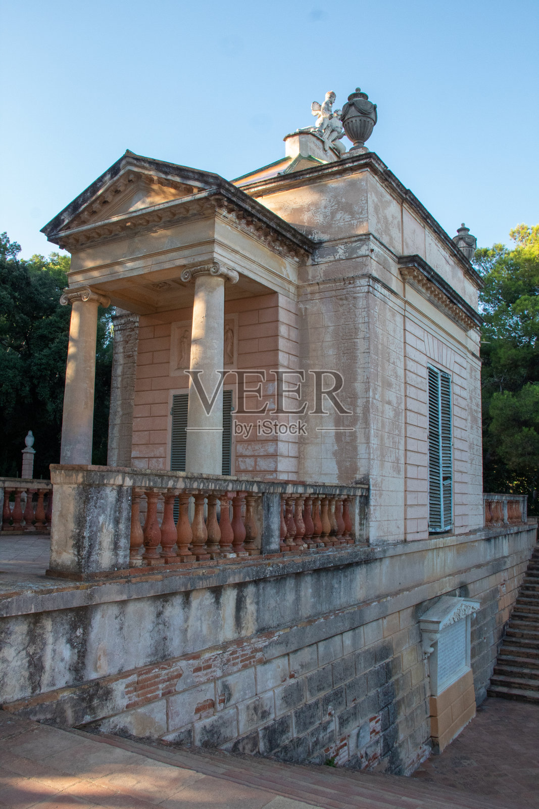 卡洛斯四世的新古典主义凉亭和奥尔塔迷宫公园的一个方形池塘。照片摄影图片