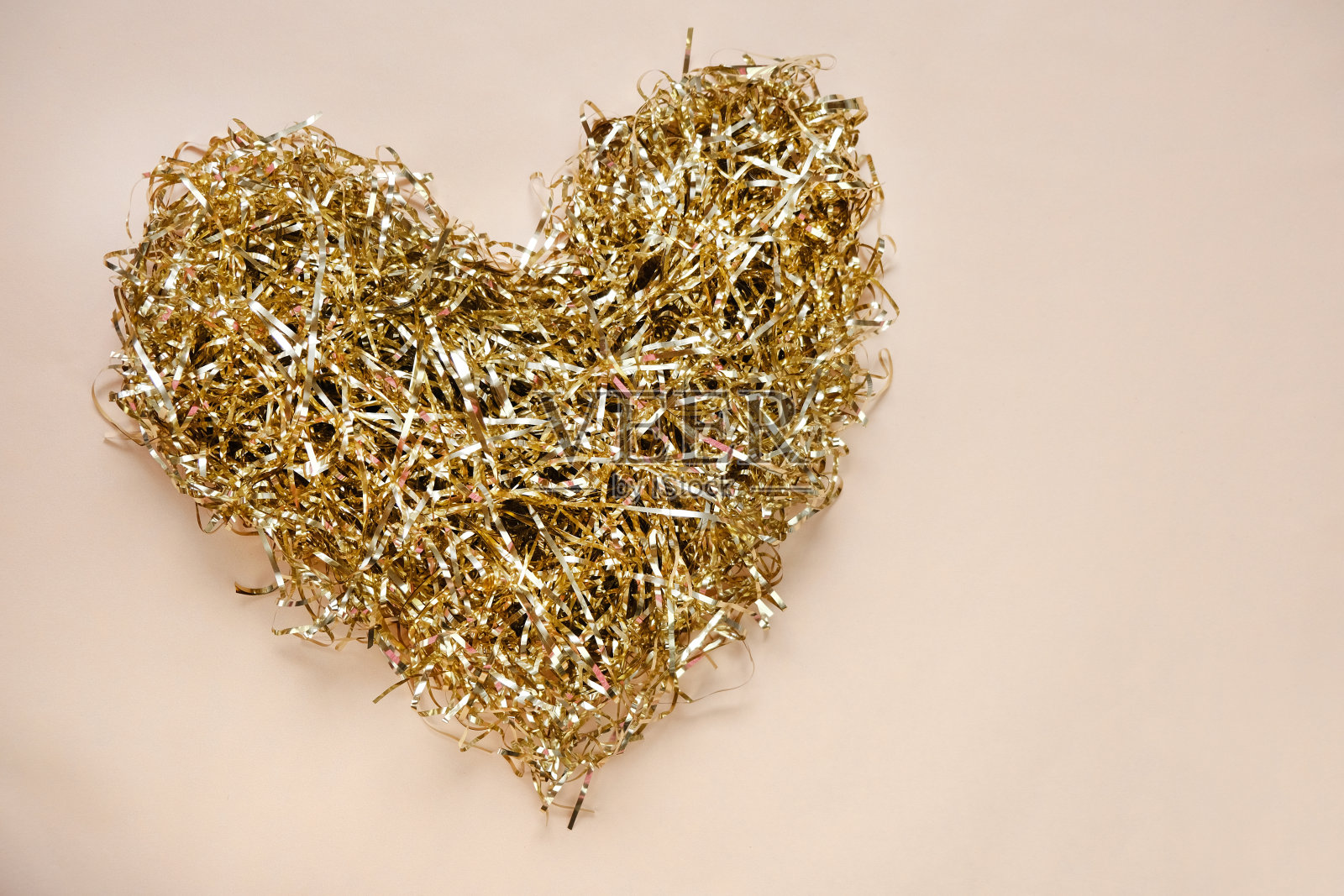 爱和相聚的对象。爱情和关系的象征。米色背景上的金箔心照片摄影图片