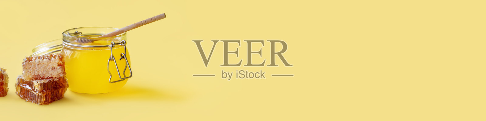 蜂蜜罐，蜂蜜和木棒照片摄影图片