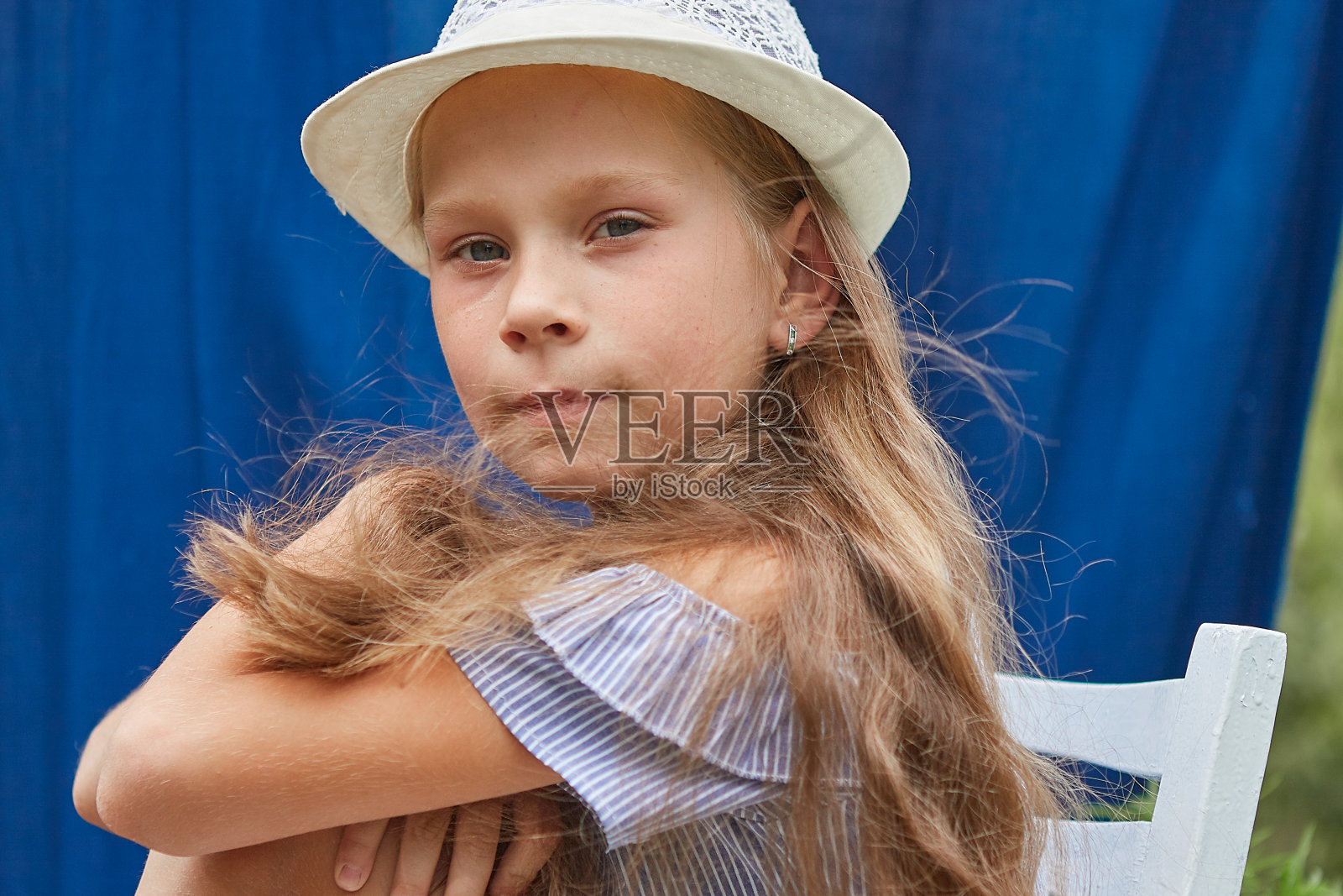 戴着帽子的小女孩照片摄影图片