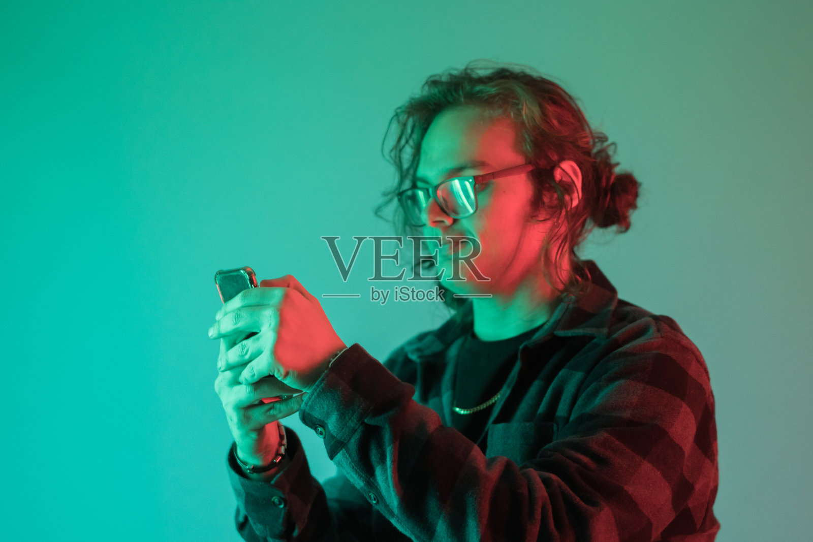 一个白人男子的肖像，在霓虹灯下的蓝色画室背景上照片摄影图片