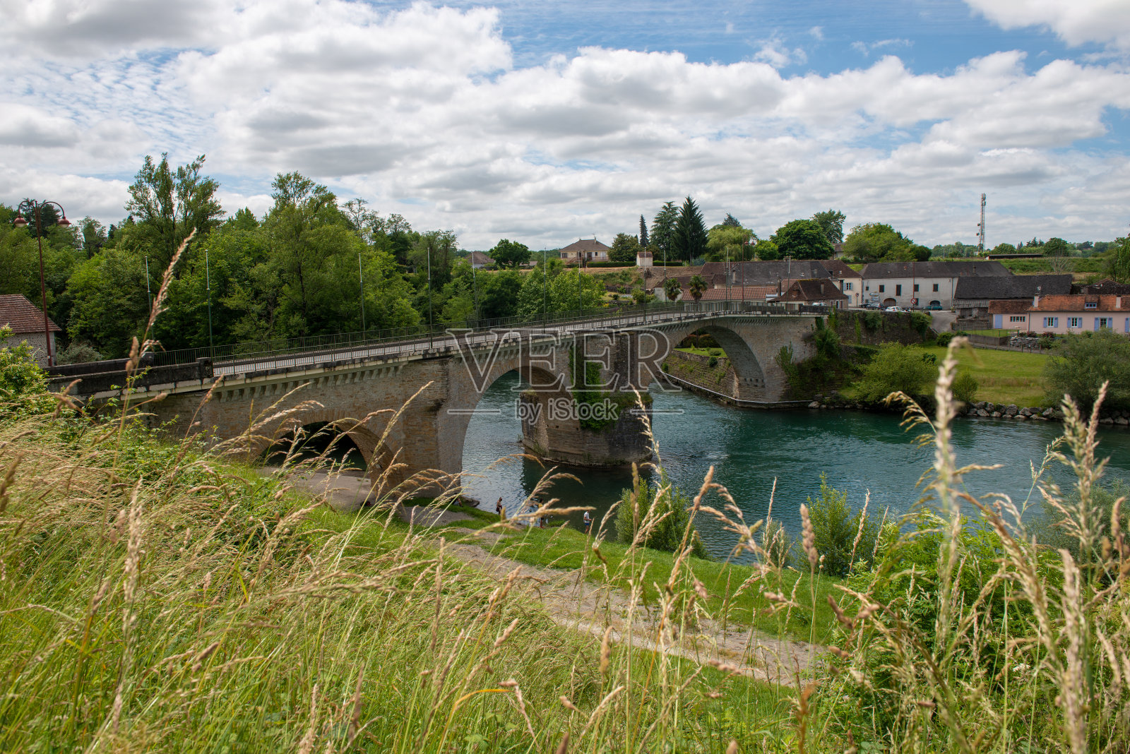 位于法国纳瓦伦镇的洛洛隆河上的一座古老的桥。照片摄影图片