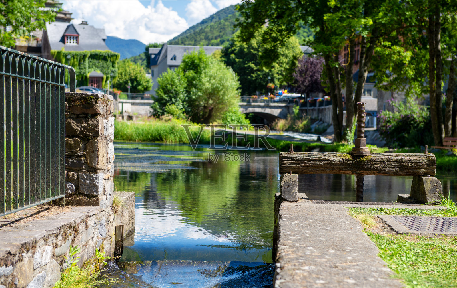 阿雷欧村的景色芘山脉。法国南部照片摄影图片