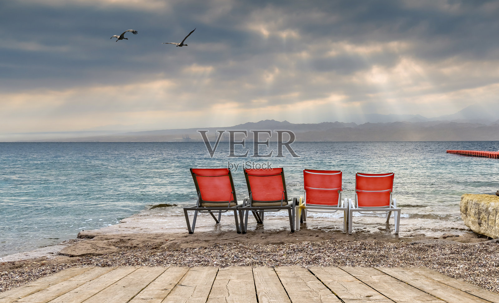 早晨，中东红海的沙滩上照片摄影图片