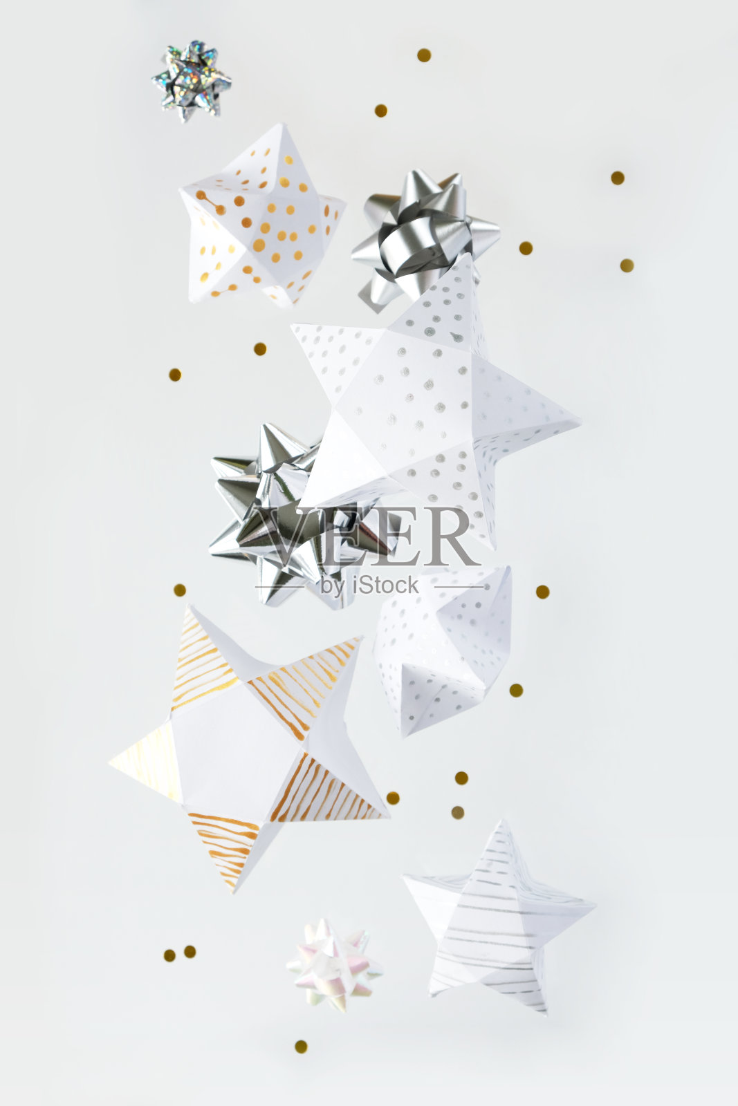白色背景上的星星从白纸上剪下来照片摄影图片