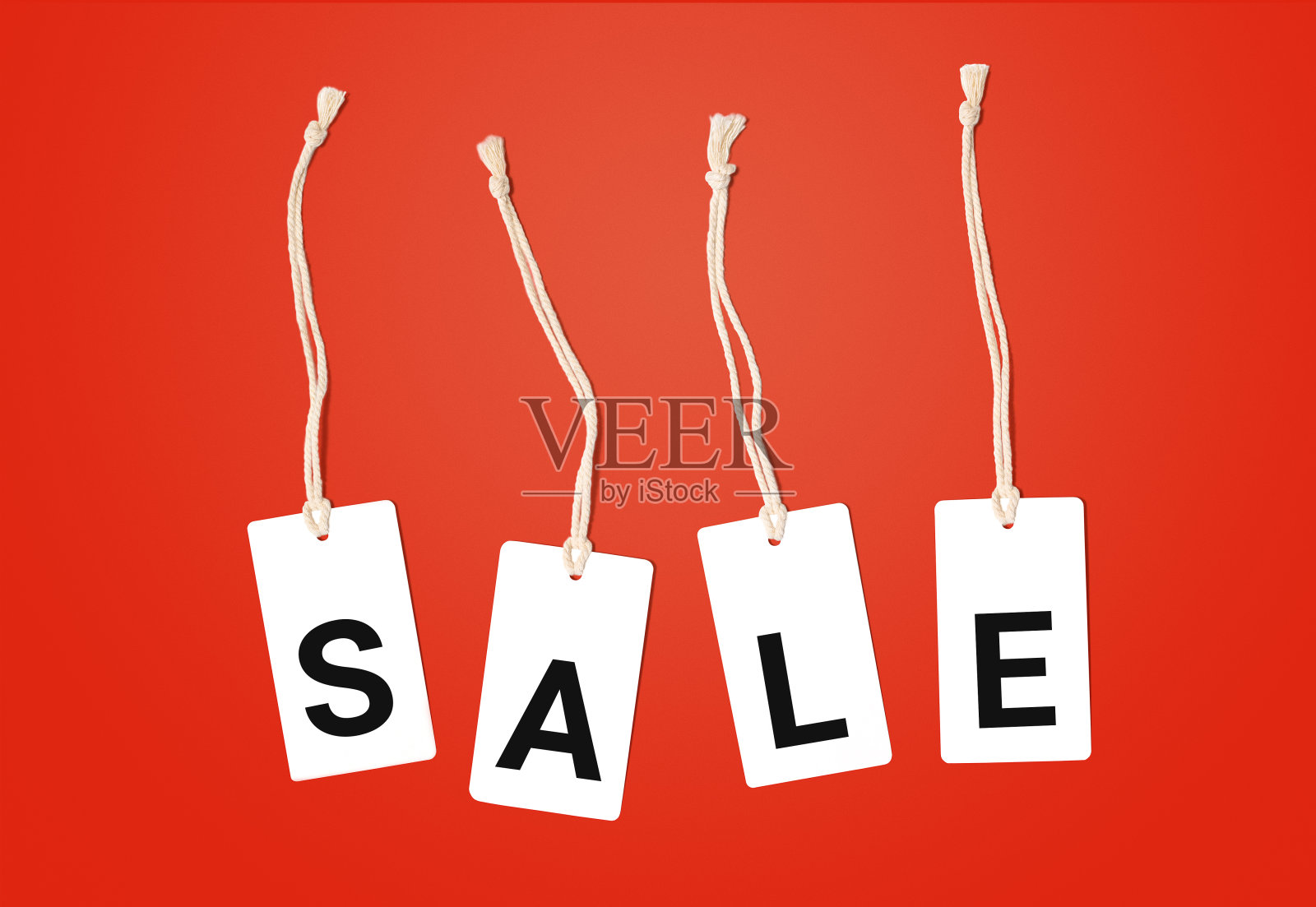 红色背景上的题词“销售”。标签标签与题词销售。照片摄影图片
