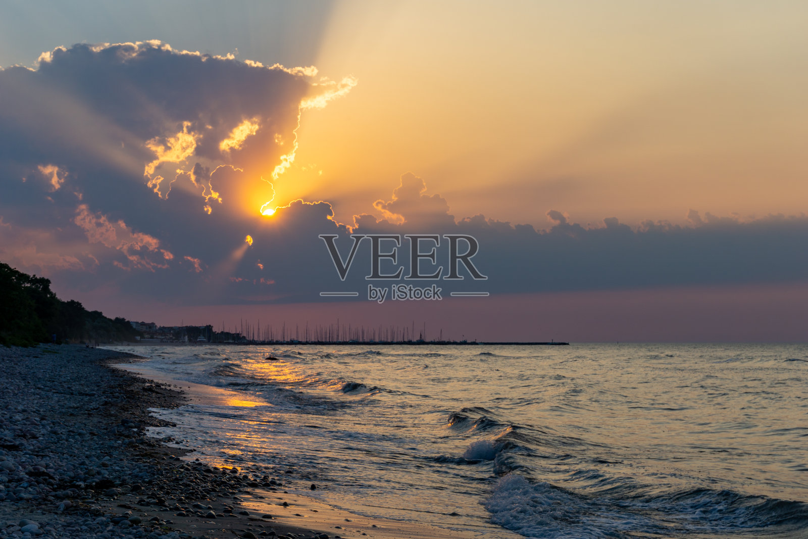 德国波罗的海岩石海滩上美丽的日落照片摄影图片