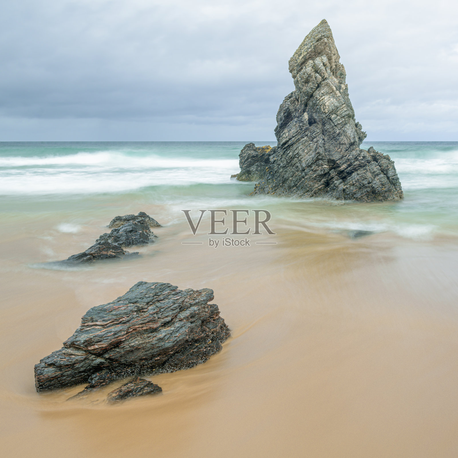 海波和金色的沙子照片摄影图片