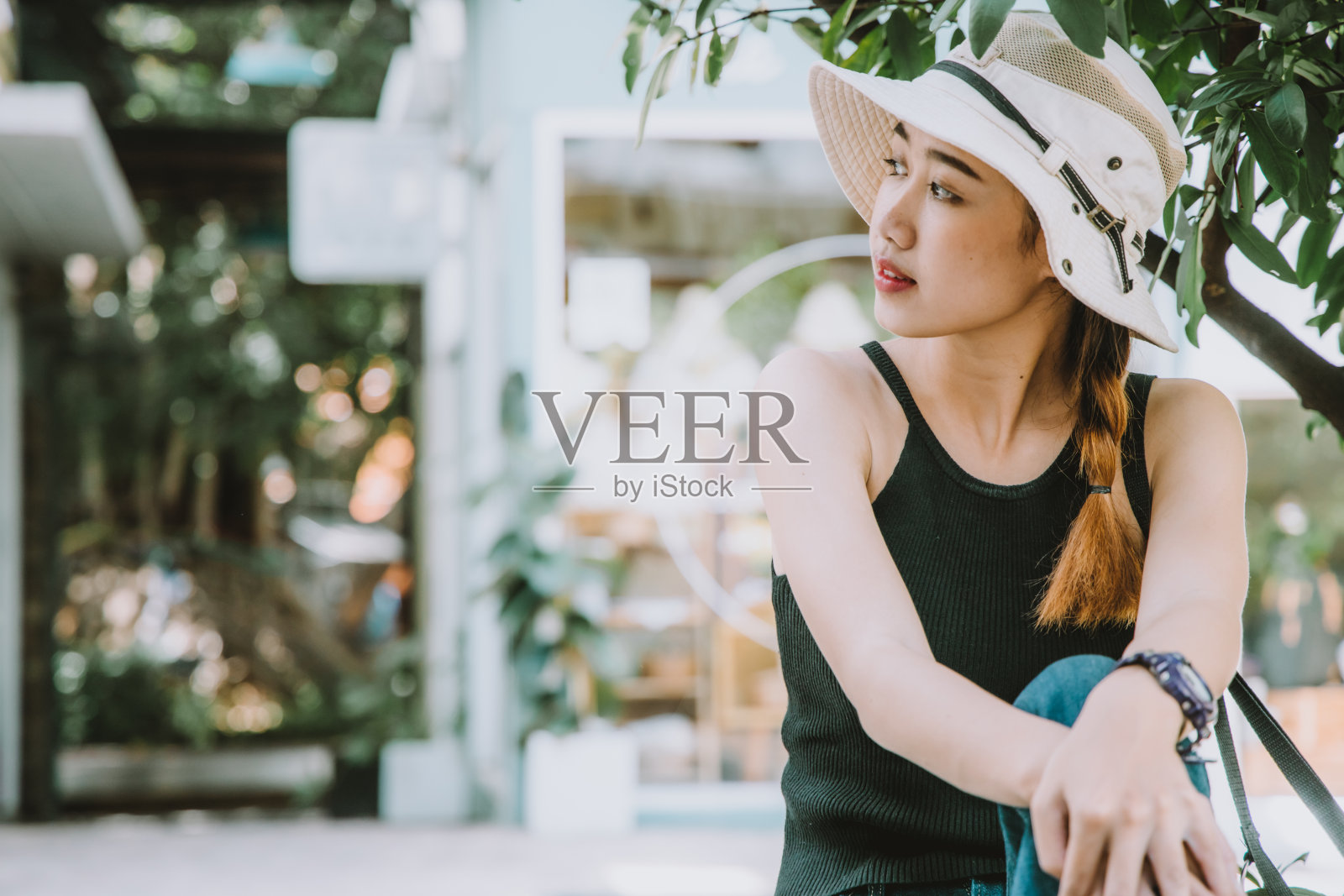 亚洲女孩少年可爱的潮人风格时尚肖像假日夏天旅行着装复古色彩电影色调照片摄影图片