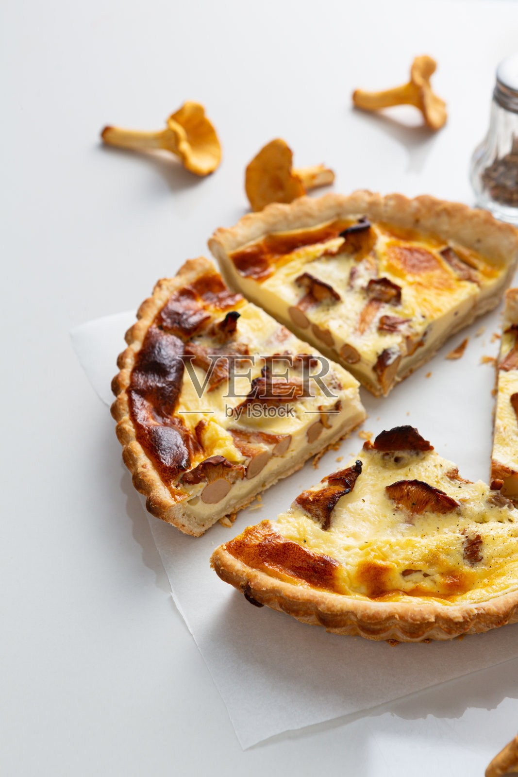 白色的桌子上放着蘑菇片照片摄影图片