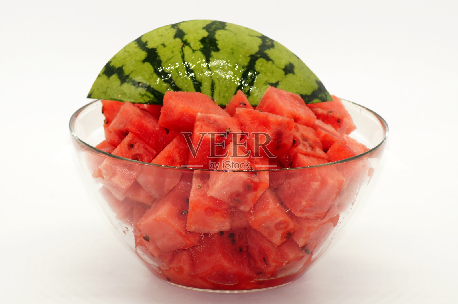 鲜瓜切成小块，露出白底照片摄影图片