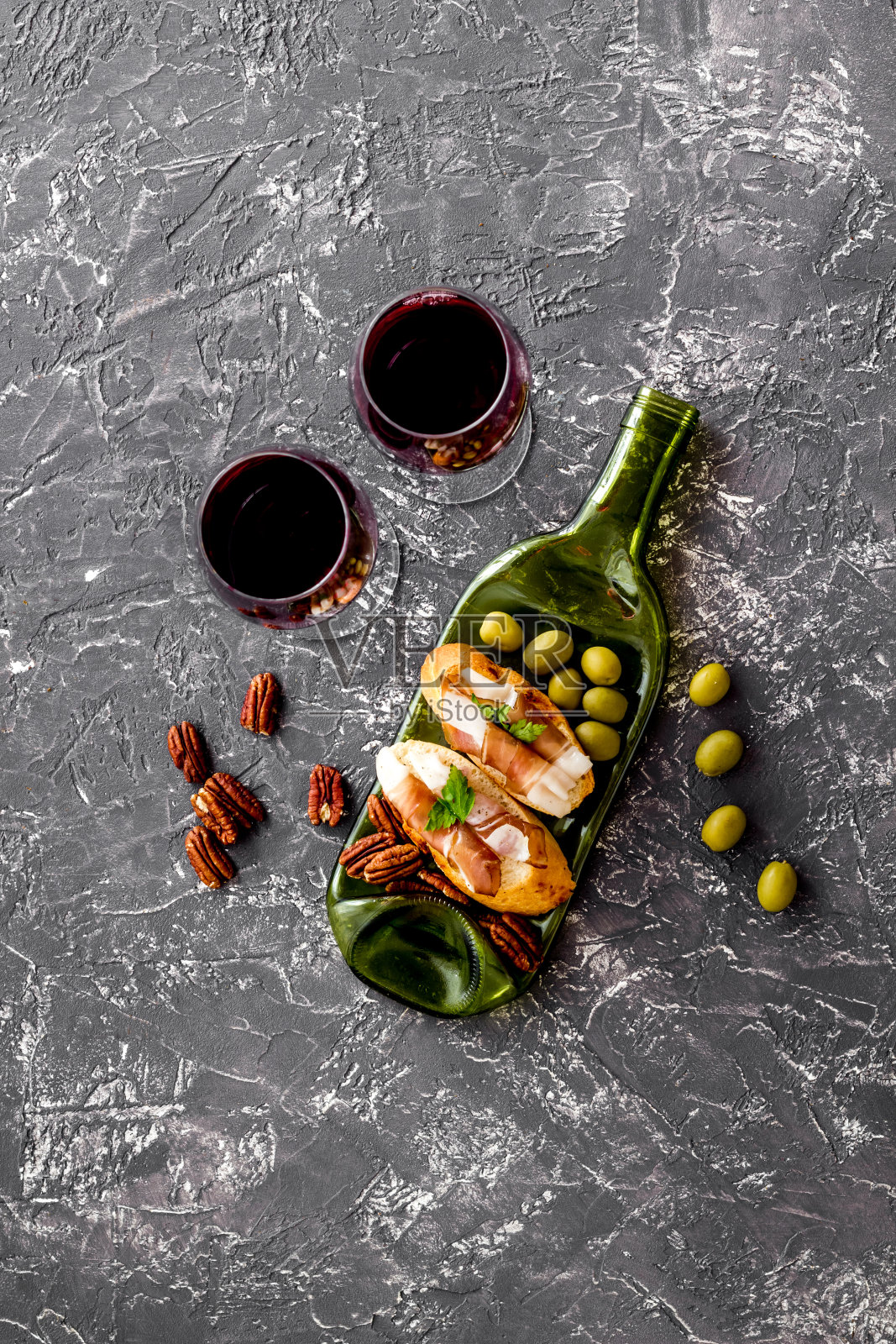 烤火腿和西红柿的玻璃瓶盘子和红酒俯视图照片摄影图片