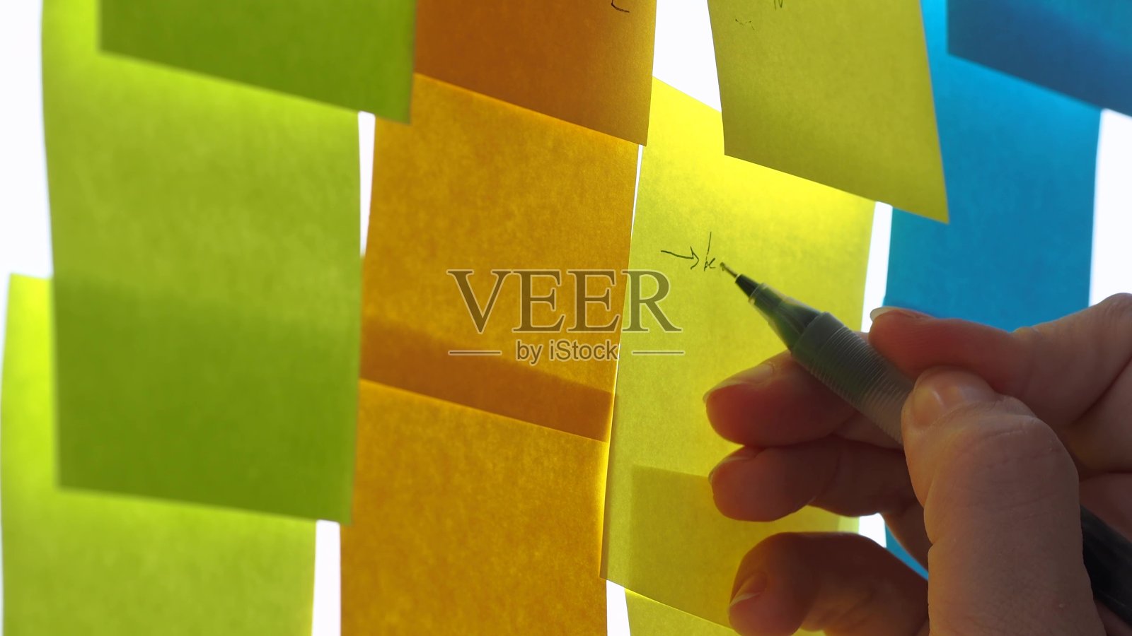 项目管理与进度计划，概念。一个年轻的女人在做笔记照片摄影图片