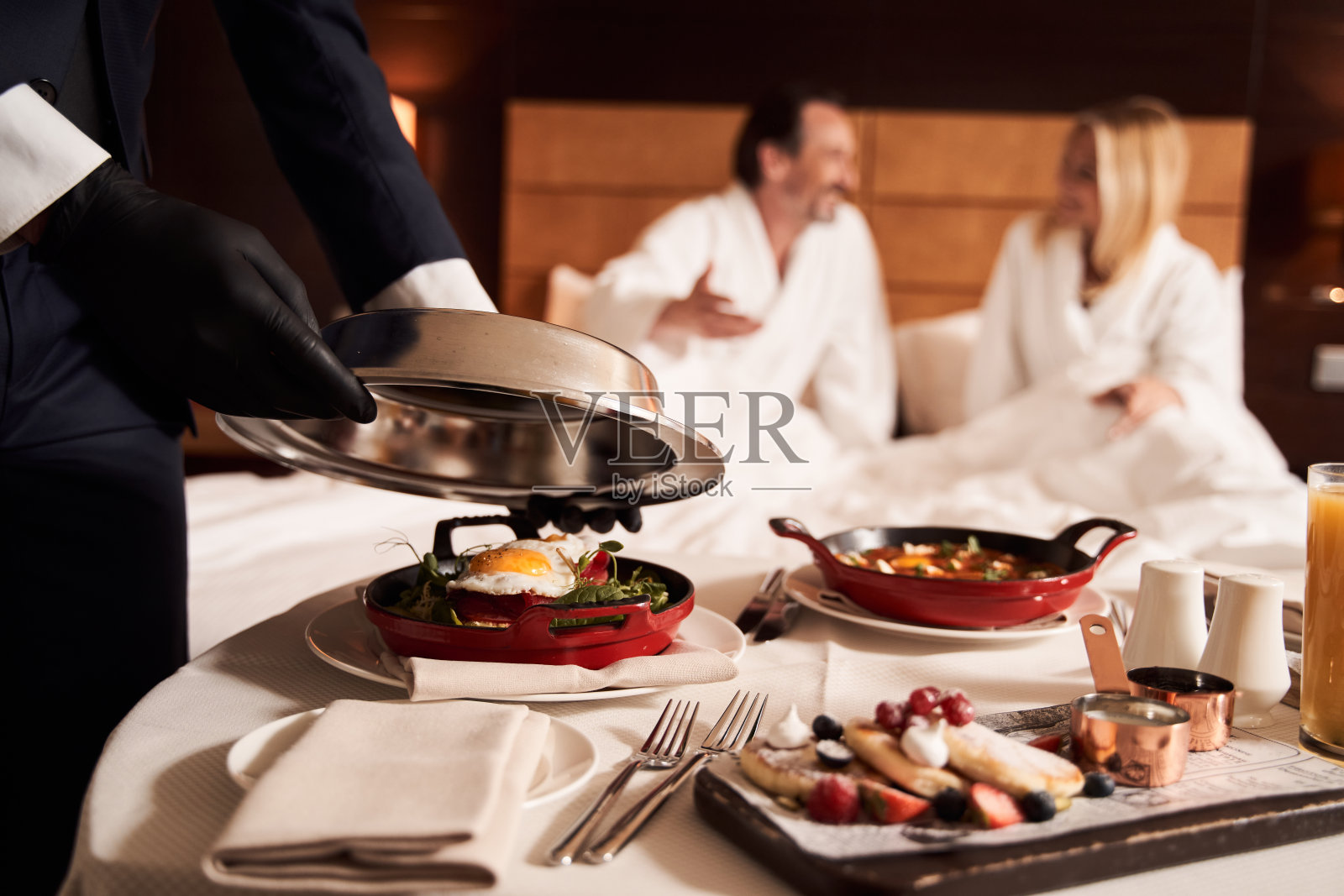 这对夫妇的房间里有午餐和甜点照片摄影图片