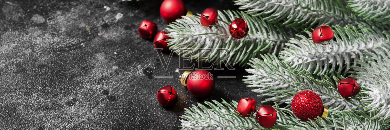 新年快乐，圣诞快乐。圣诞树上的红色圣诞或新年装饰品。圣诞节的背景。横幅照片摄影图片