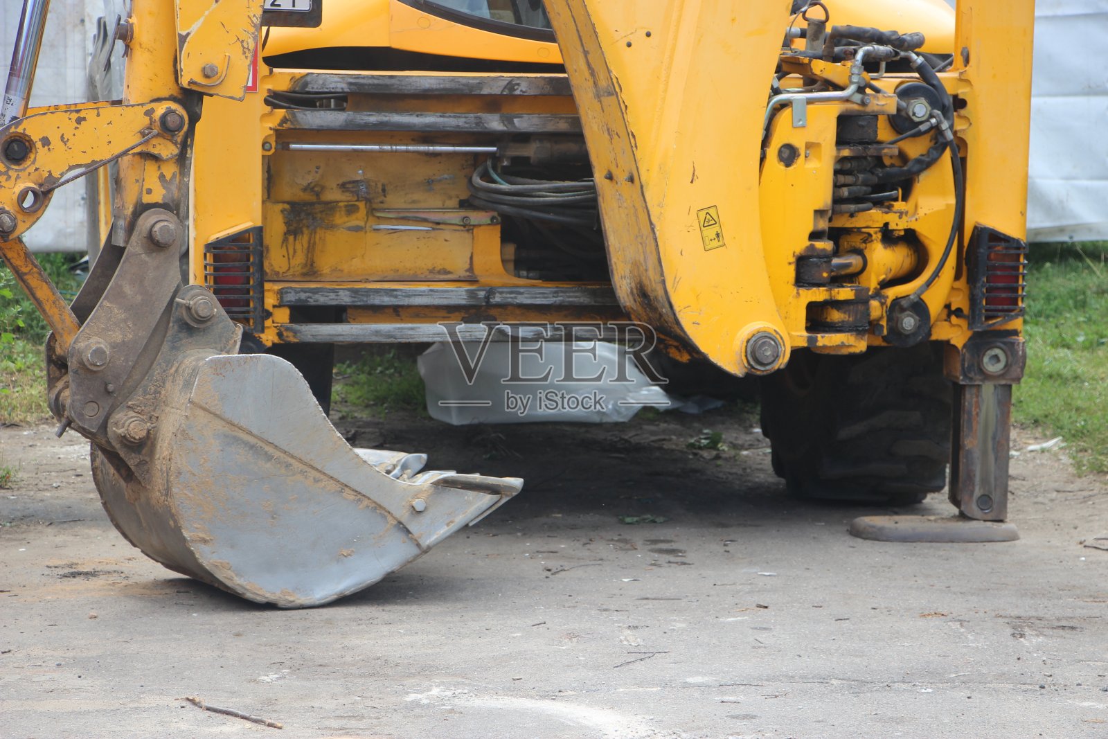 小型履带挖掘机在大型商品房开发处挖洞修补漏水照片摄影图片