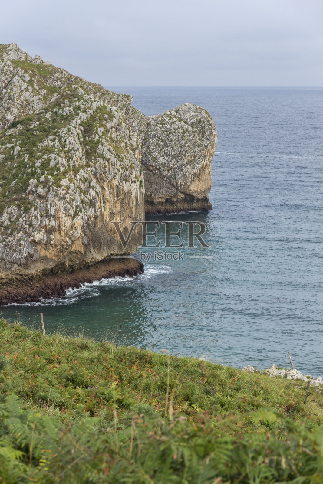 坎塔布里亚海岸的悬崖照片摄影图片