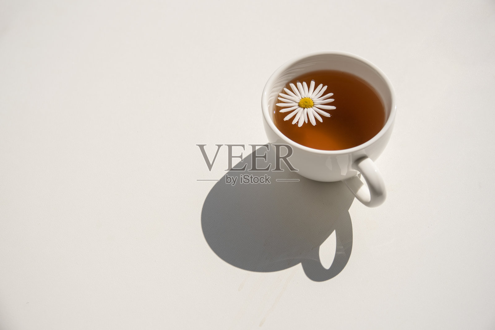 白桌上放着一杯洋甘菊茶照片摄影图片