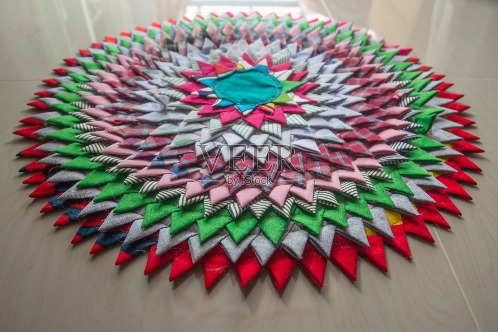 地板上五颜六色的圆形门垫照片摄影图片