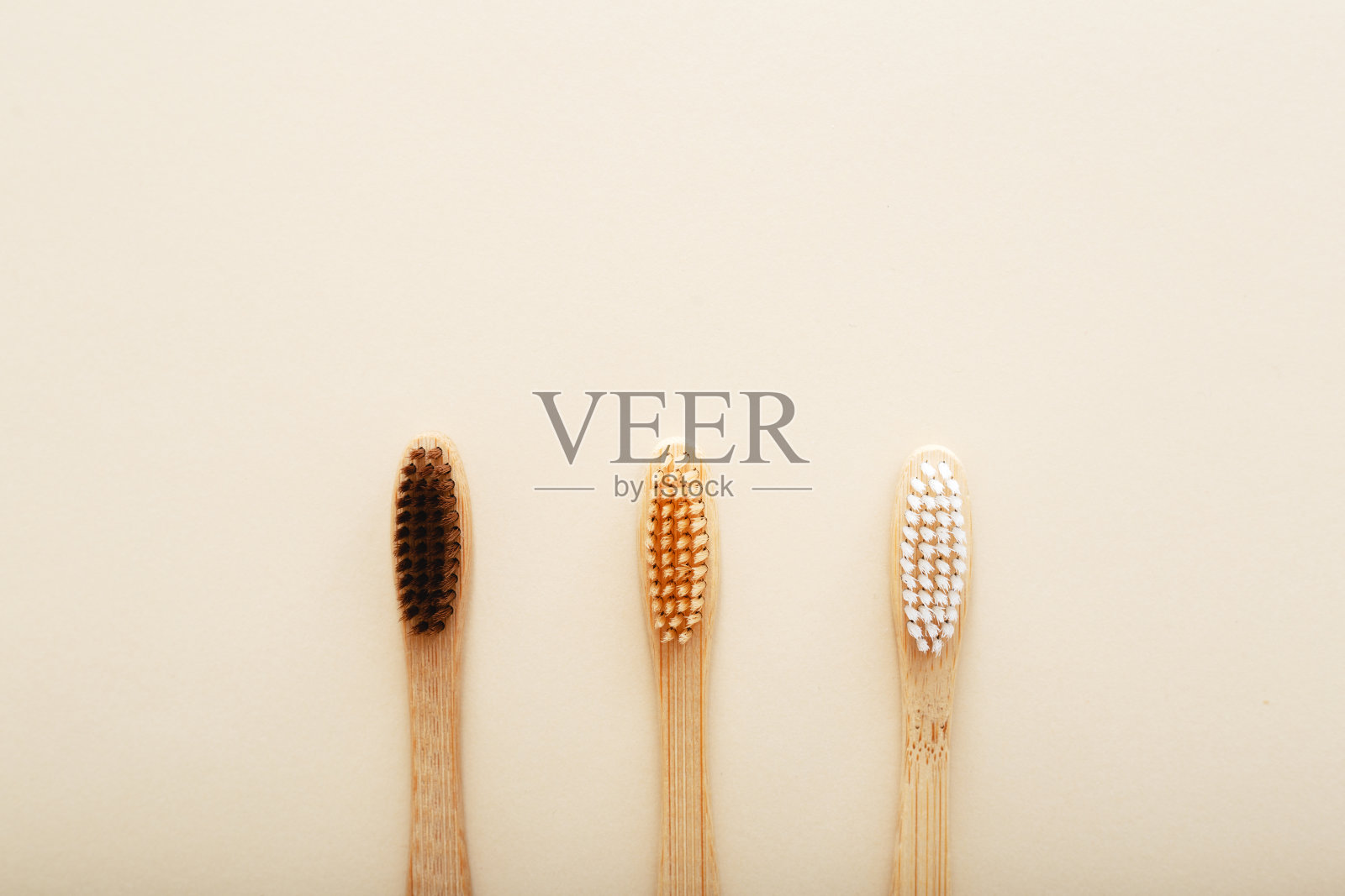 环保竹牙刷。零浪费设置在浅米色自然背景。平的风格。照片摄影图片