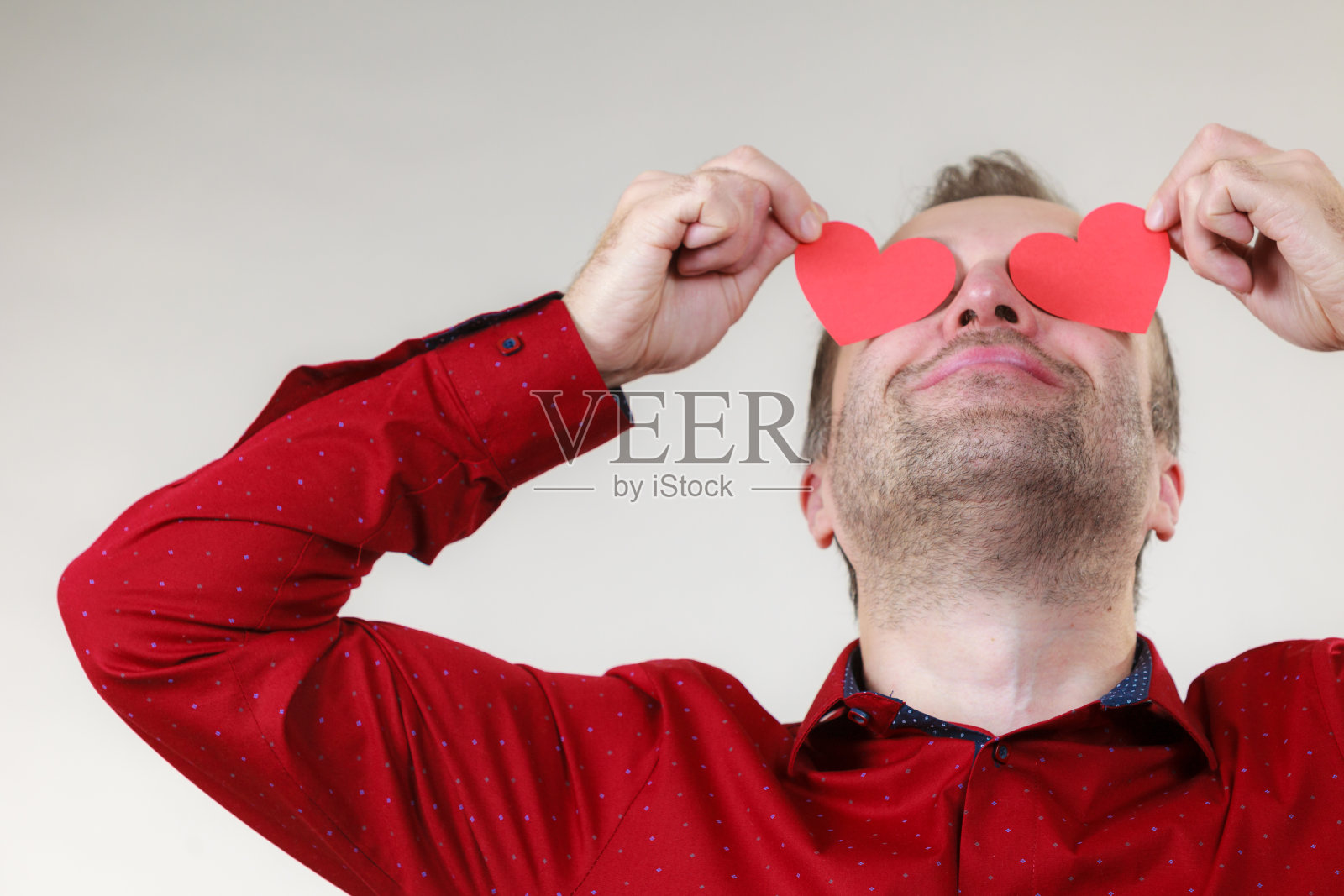 相爱的人，眼睛上的心照片摄影图片