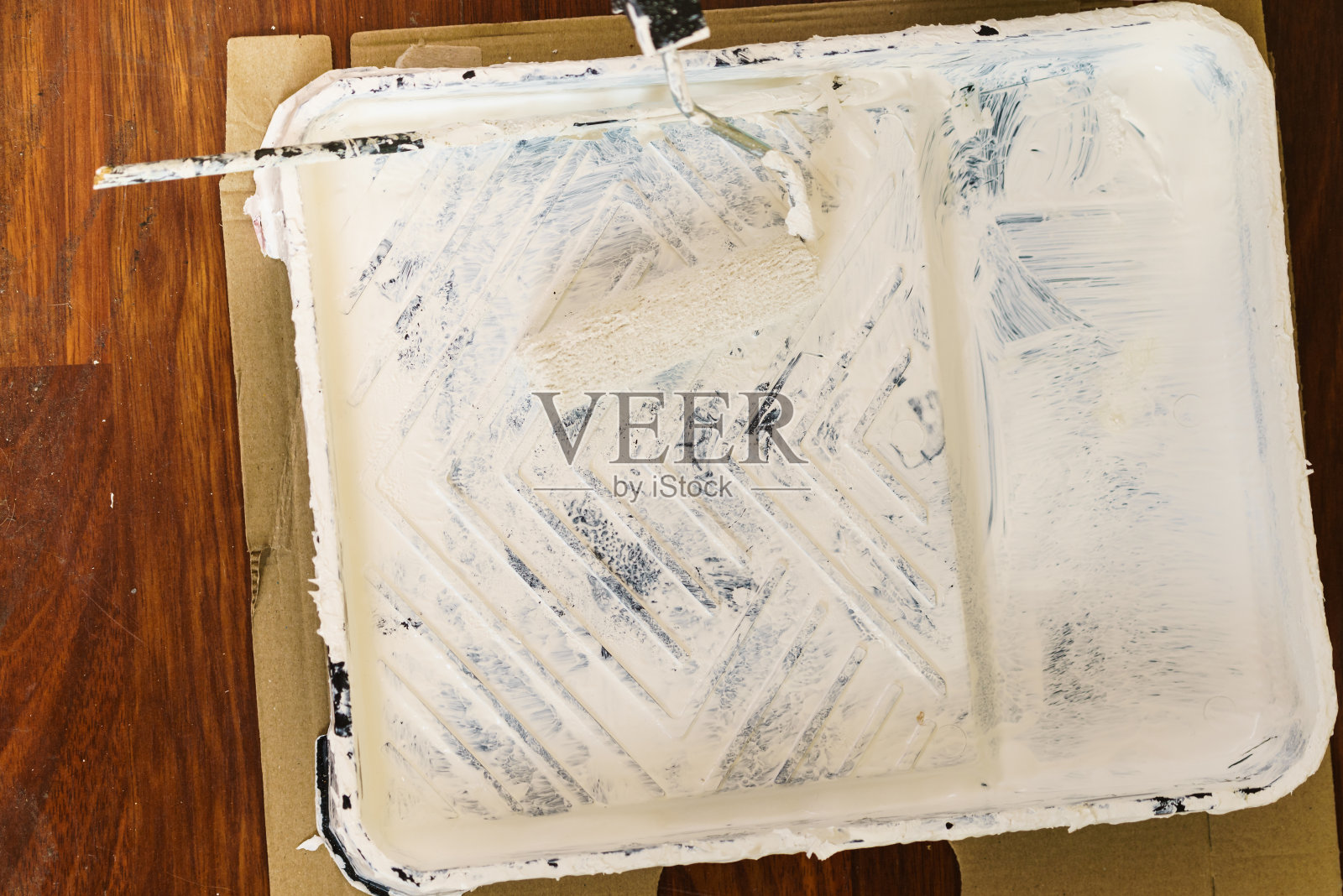 白色油漆和基本设备照片摄影图片