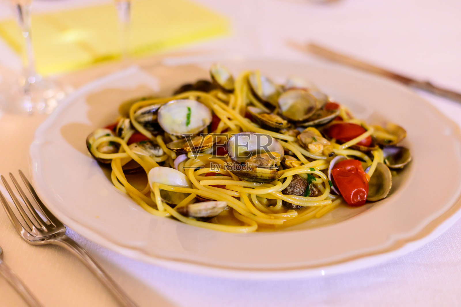 法式自制意大利面配vongole海螺和小红番茄照片摄影图片