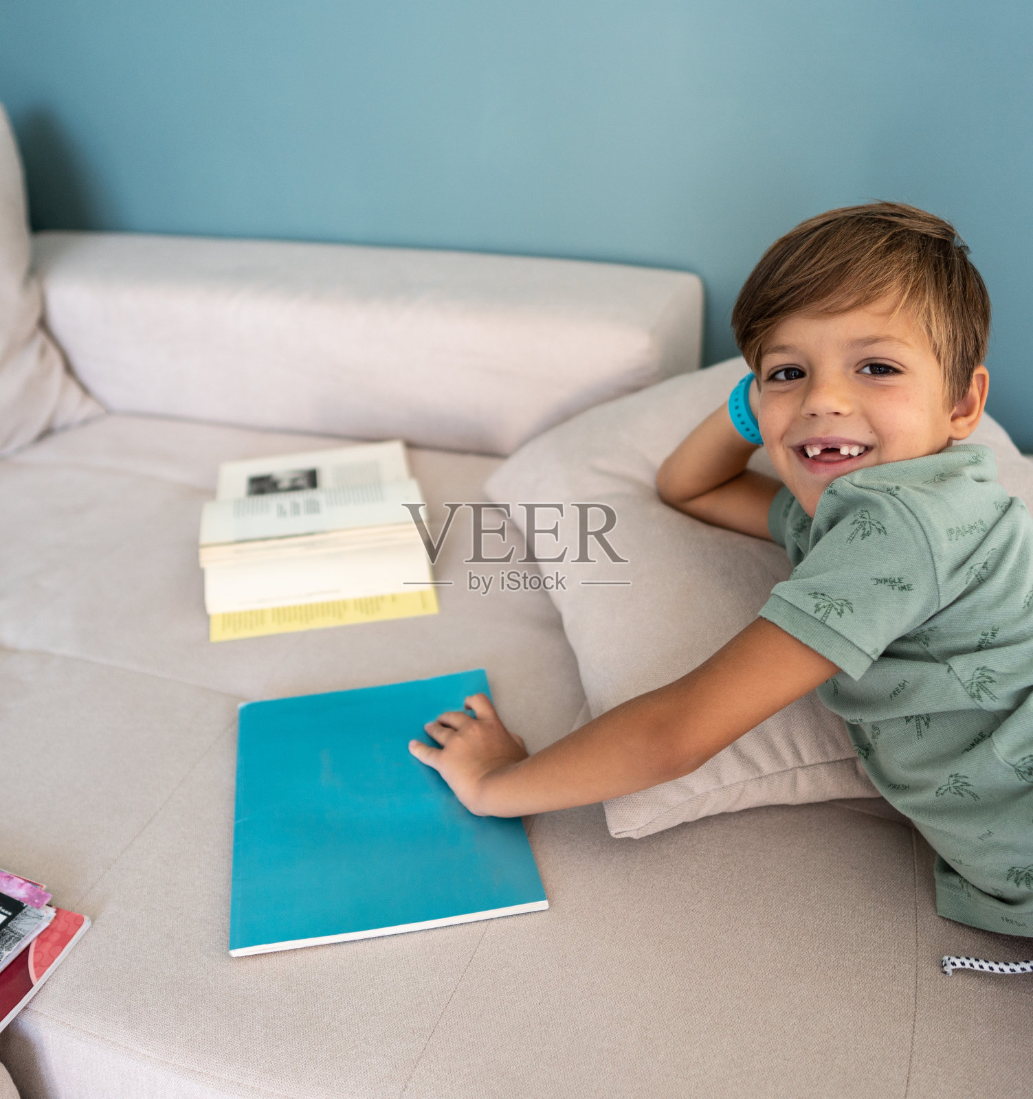 小男孩在看书照片摄影图片