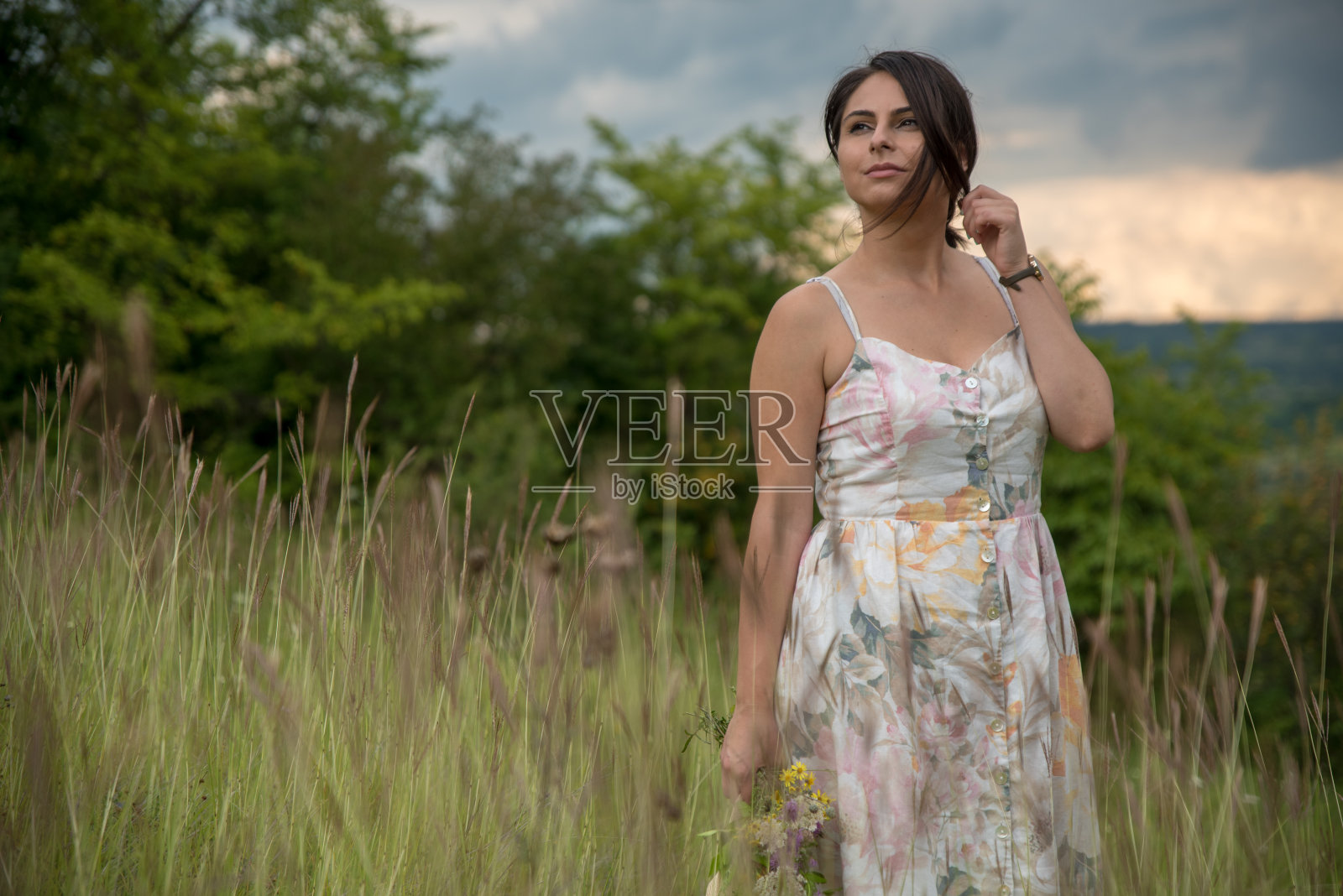 女孩在村庄照片摄影图片
